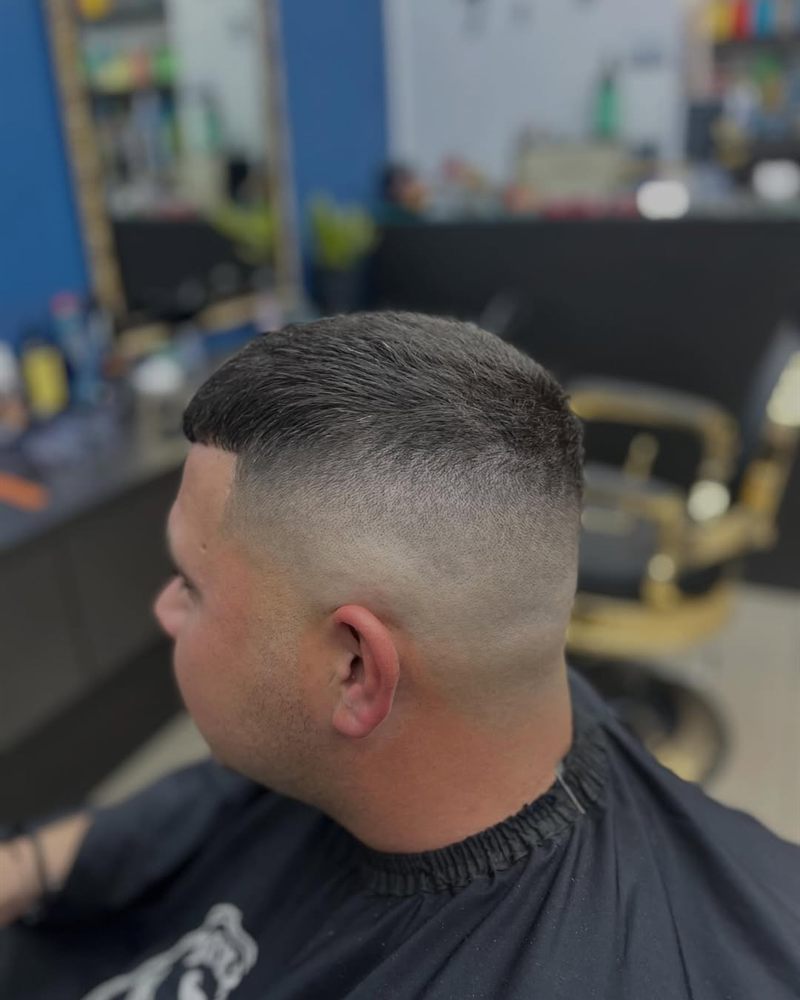 Skin fade με κοντό πάνω μέρος